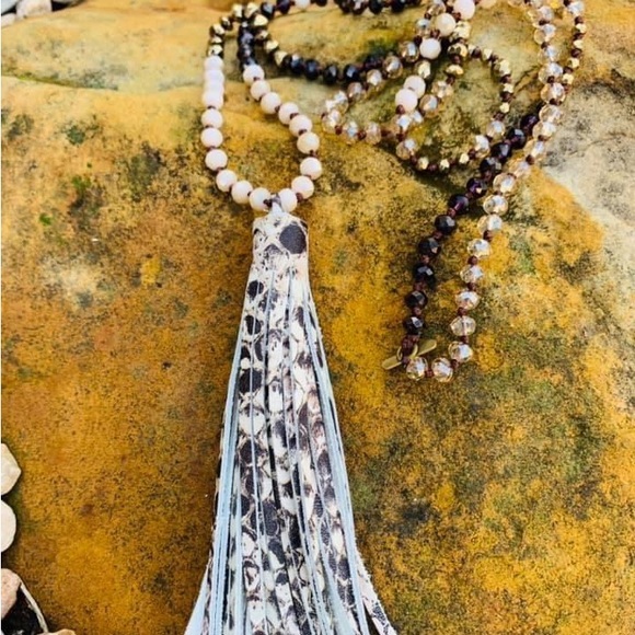 Pretty snakeskin tassel and faceted bead necklace - Picture 1 of 1